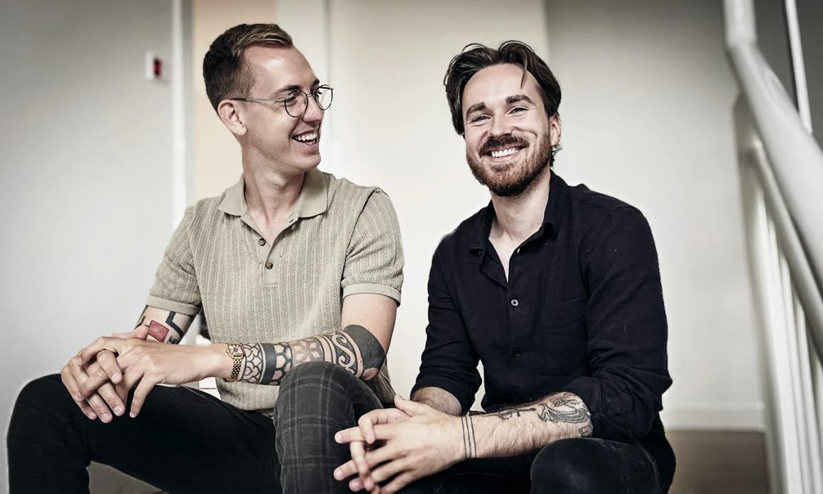Frederik og Jakob fra Instans sidder på trappen på kontoret i Esbjerg